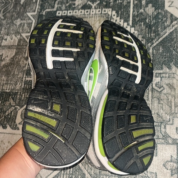 Nike women’s Reax White and Gray Sneakers with Lime Green Details size 8 - Picture 7 of 7